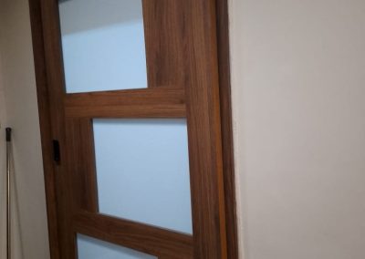 أبواب عمولة حسب الطلب والمقاس والشكل خامة: خشب سويدي طبيعي + كونتر + HPL ألماني