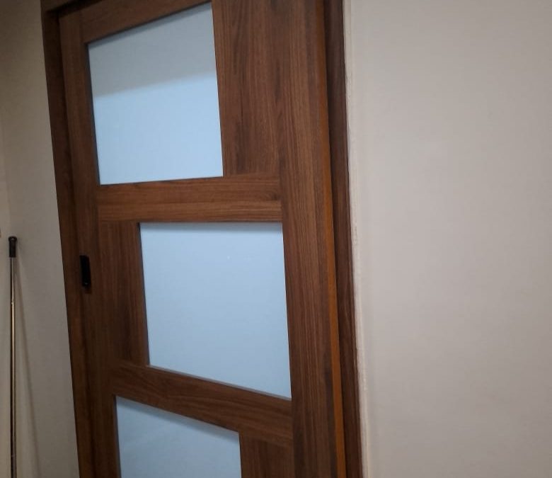 أبواب عمولة حسب الطلب والمقاس والشكل خامة: خشب سويدي طبيعي + كونتر + HPL ألماني