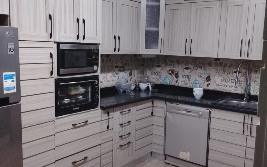 مطبخك… يتنفذ بأعلى خامات وأدق تفاصيل✨ بنقدّم مطابخ عمولة بخامة كونتر جود وود + طبقة HPL ألماني، تنفيذ دقيق على المقاس والتصميم اللي يناسب بيتك. اختار شكلك… واحنا نطلّعه بأعلى جودة. ابعتلنا رسم كروكي أو فيديو للمكان… وهنعملّك تصميم 3D مجاني ونقولك التكلفة المبدئية قبل التنفيذ