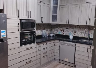 مطبخك… يتنفذ بأعلى خامات وأدق تفاصيل✨ بنقدّم مطابخ عمولة بخامة كونتر جود وود + طبقة HPL ألماني، تنفيذ دقيق على المقاس والتصميم اللي يناسب بيتك. اختار شكلك… واحنا نطلّعه بأعلى جودة. ابعتلنا رسم كروكي أو فيديو للمكان… وهنعملّك تصميم 3D مجاني ونقولك التكلفة المبدئية قبل التنفيذ