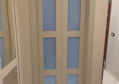 🚪 الأبواب المنطبقة… اختيار الناس اللي بتحب الراحة والأناقة  لو عايز مطبخ عملي، شكله شيك، وسهل في الاستخدام الأبواب المنطبقة هي الحل الأمثل 👌  ✅ فتح وغلق سهل ومرن ✅ استغلال كامل لمساحة الضلفة ✅ رؤية كاملة لمحتويات الدولاب ✅ تتحمل الاستخدام اليومي بدون مشاكل ✅ مفصلات سوفت كلوز بدون صوت 🔇